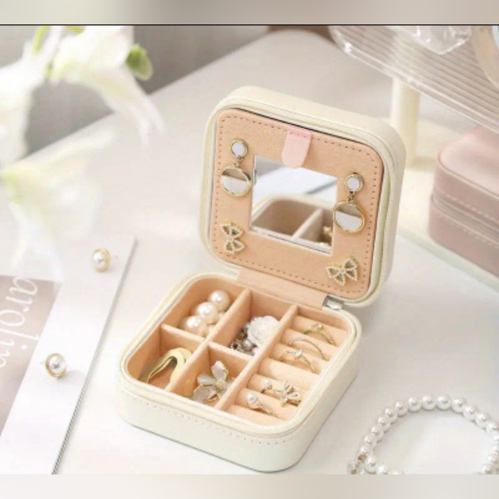 Mini travel jewelry box.